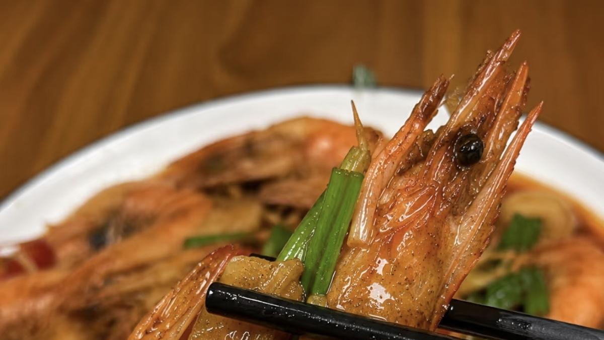 浓油赤酱爆大虾，鲜香入味惹人馋