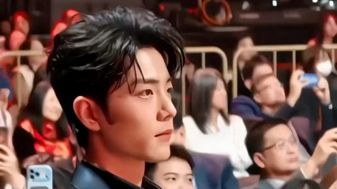 肖战一组路透让工作人员集体看呆，网友：这颜值谁顶得住