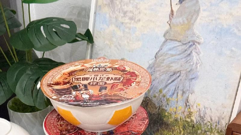 景区排队不焦虑，山顶露营不凑合，康师傅给旅途回了口血