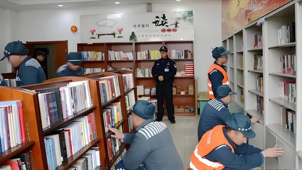 深扒监狱三人互监：真是一人上厕所、两人旁边站？亲历者还原真相