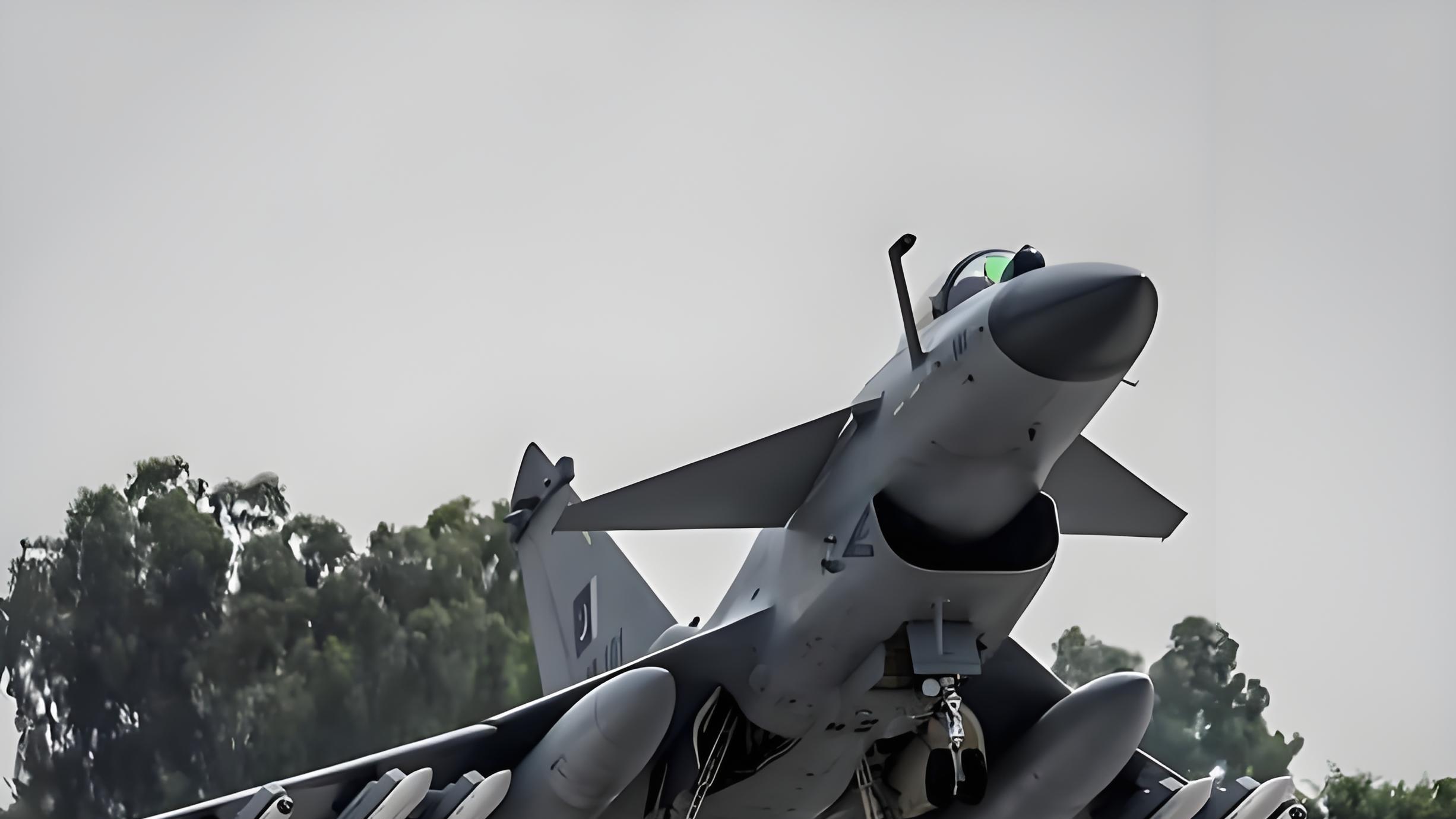 新一批歼-10CE新机集结待发！神秘买家浮出水面，交付进“快车道”