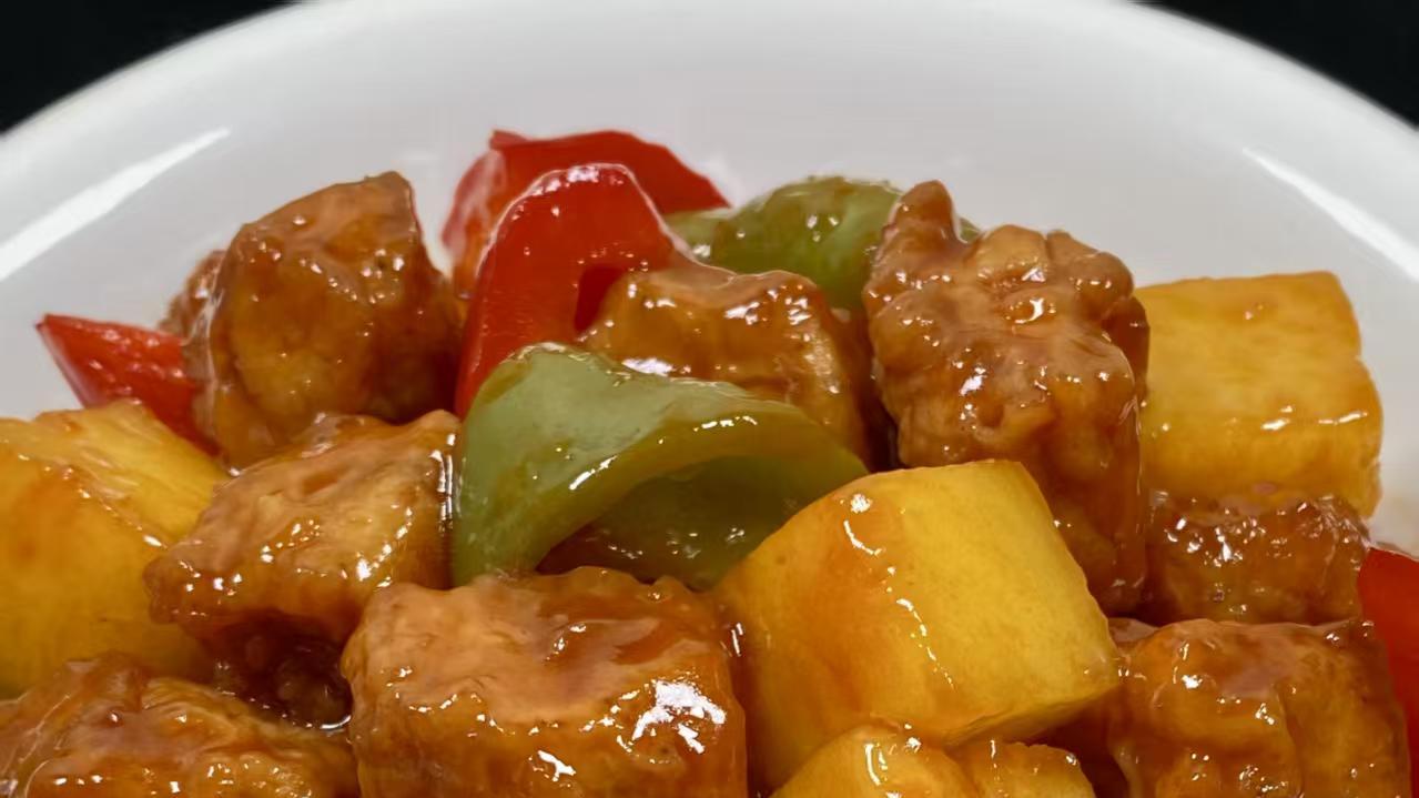 菠萝咕咾肉：酸甜开胃，外酥里嫩，一口咬下去仿佛回到了童年的夏天