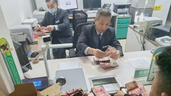 花盆挖出残币 农行信阳分行明港支行一小时“复原”养老钱
