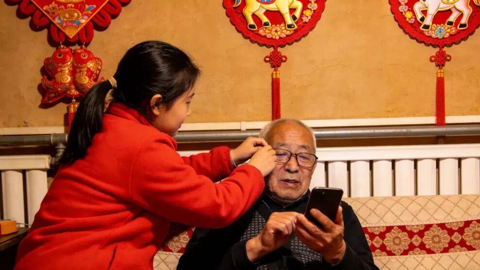 时隔二十多年被老汉儿再打，我不躲反笑，他却红了眼？