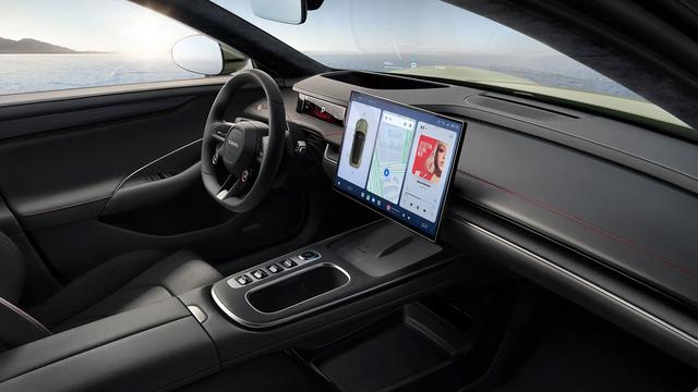 科技vs沉浸：两款车内饰风格对比