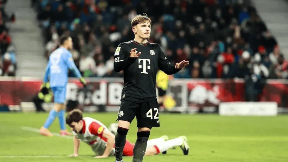 卡尔2射1传力助拜仁5-0萨尔茨堡 反复下压双手再惹争议