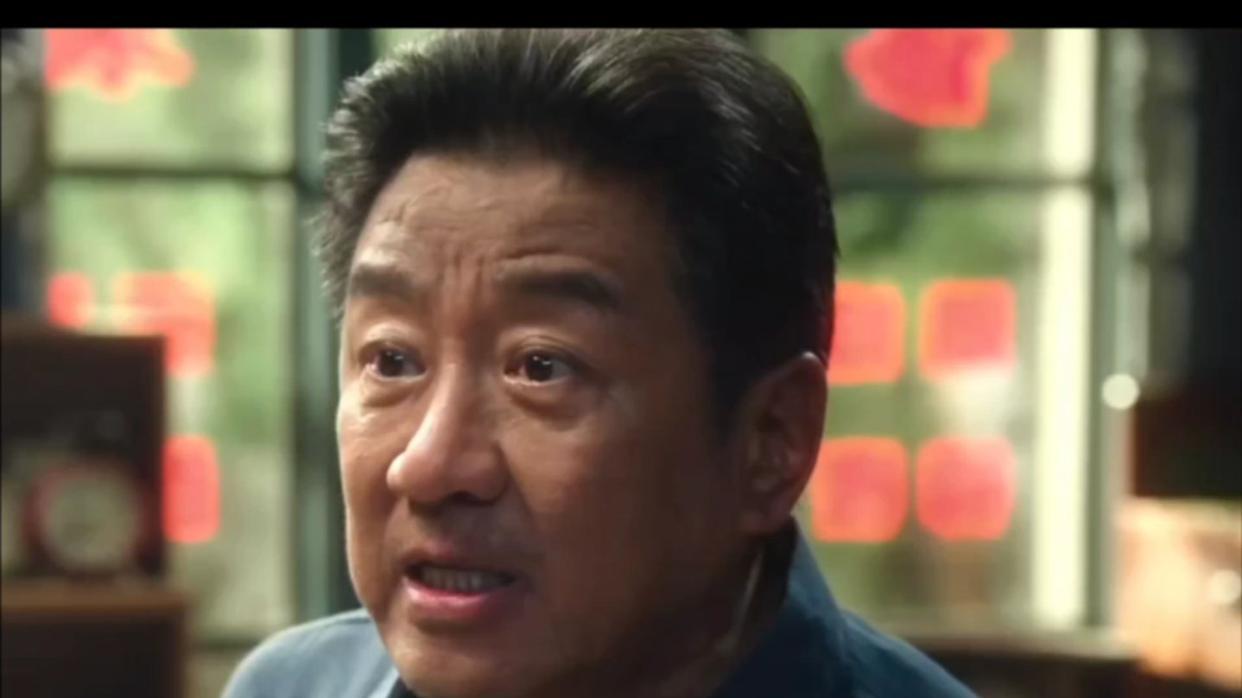 破防预警！《冬去春来》送行名场面，丁勇岱萨日娜演哭背井离乡追梦人