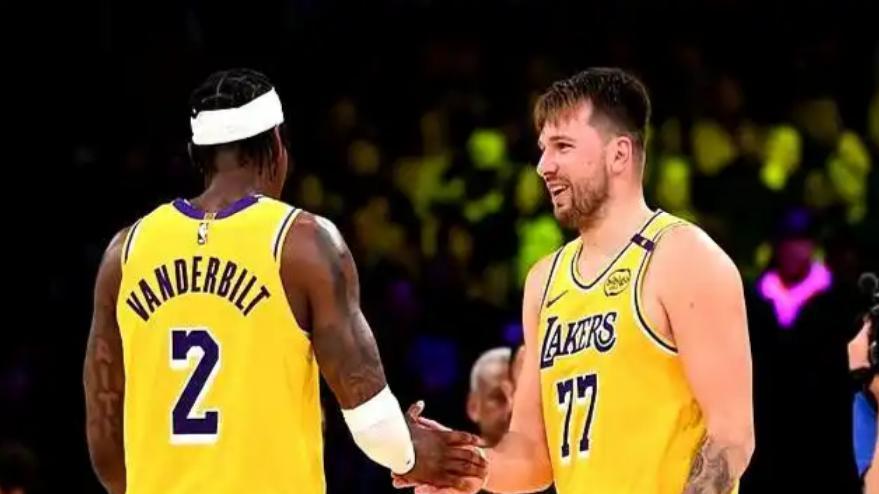 湖人球迷盛赞范德比尔特：他化解了一场关于东契奇的紧张冲突