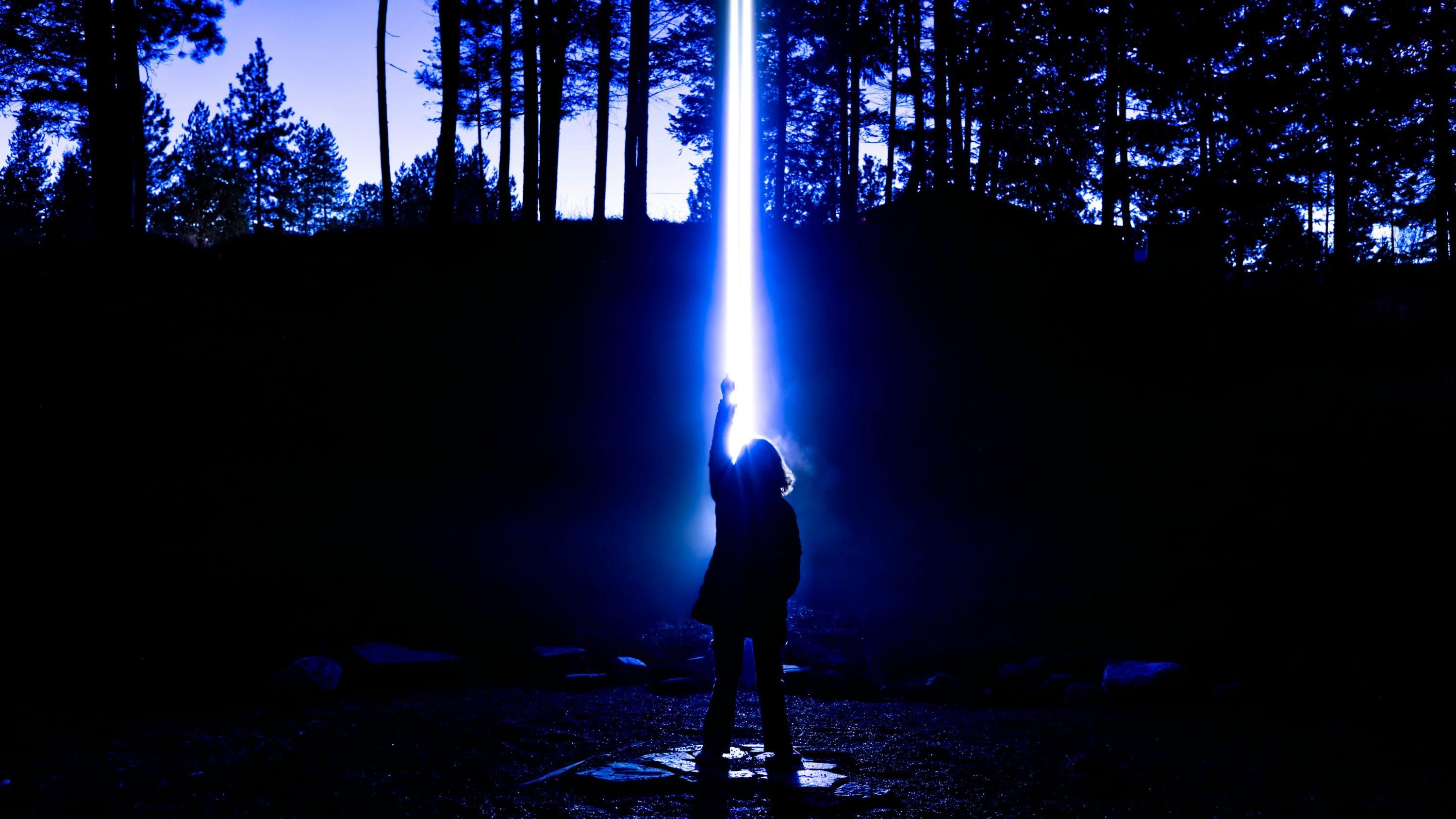 男歌手怒扔他人手机的原因