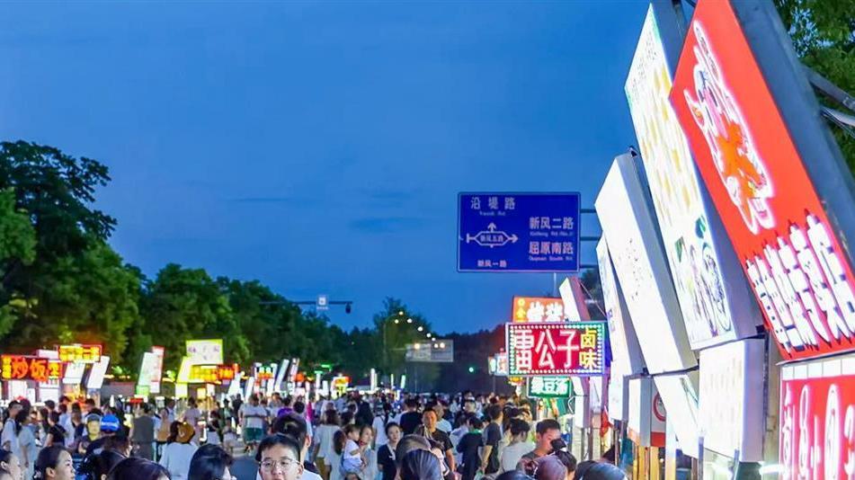 每天炸1000根淀粉肠的手指起茧了，但他们说很值：因为这条街变好了