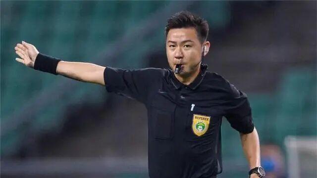 拳击、肘击、捶击，三次犯规全放过！裁判这样吹，河南队该向足协申诉吗？