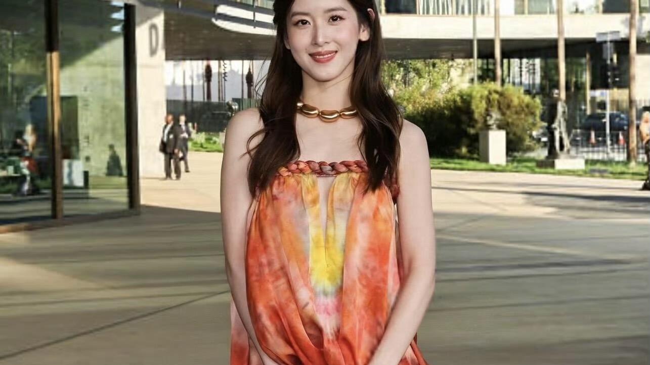 章泽天亮相洛杉矶顶奢晚宴：外媒镜头下的“清冷神颜”，这次真给国人长脸了