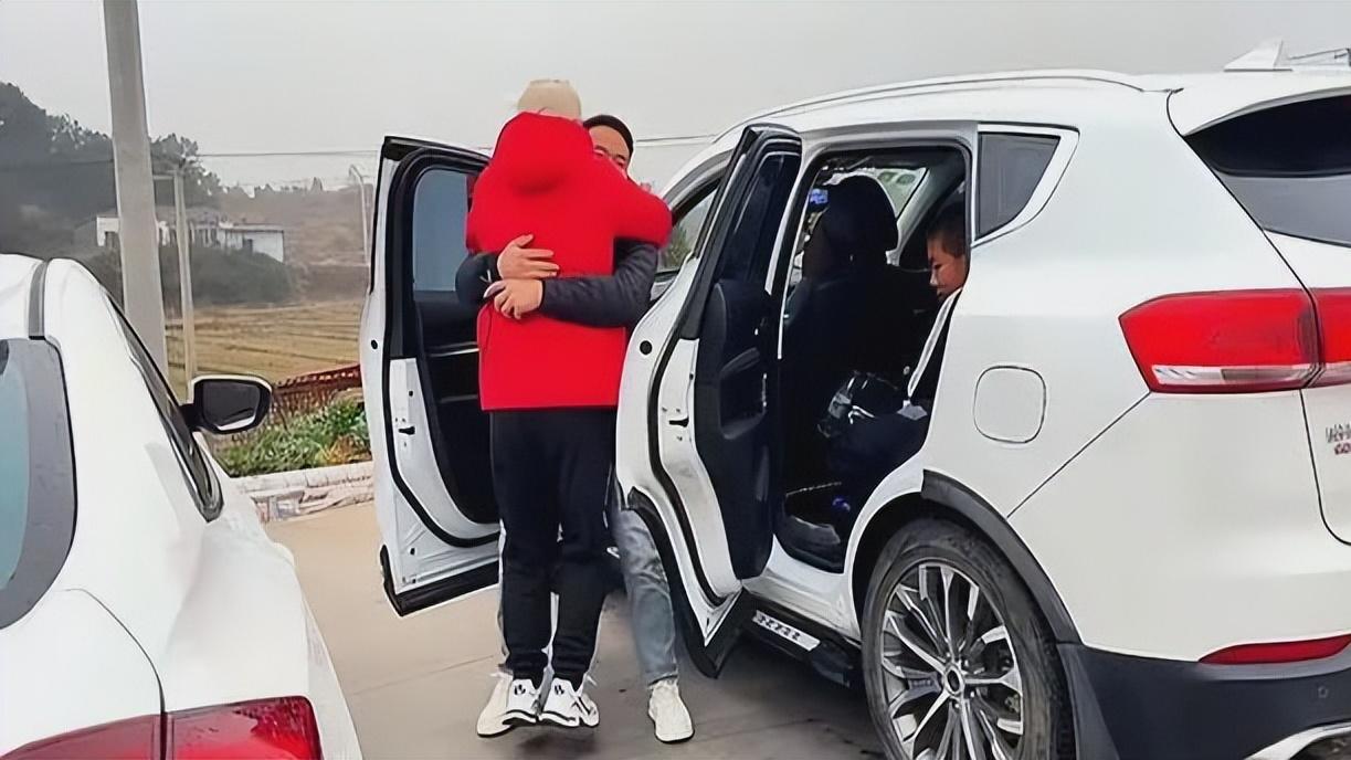 为见途经的哥哥一面, 弟弟狂奔30公里送热饭, 高速路口兄弟相拥泪奔