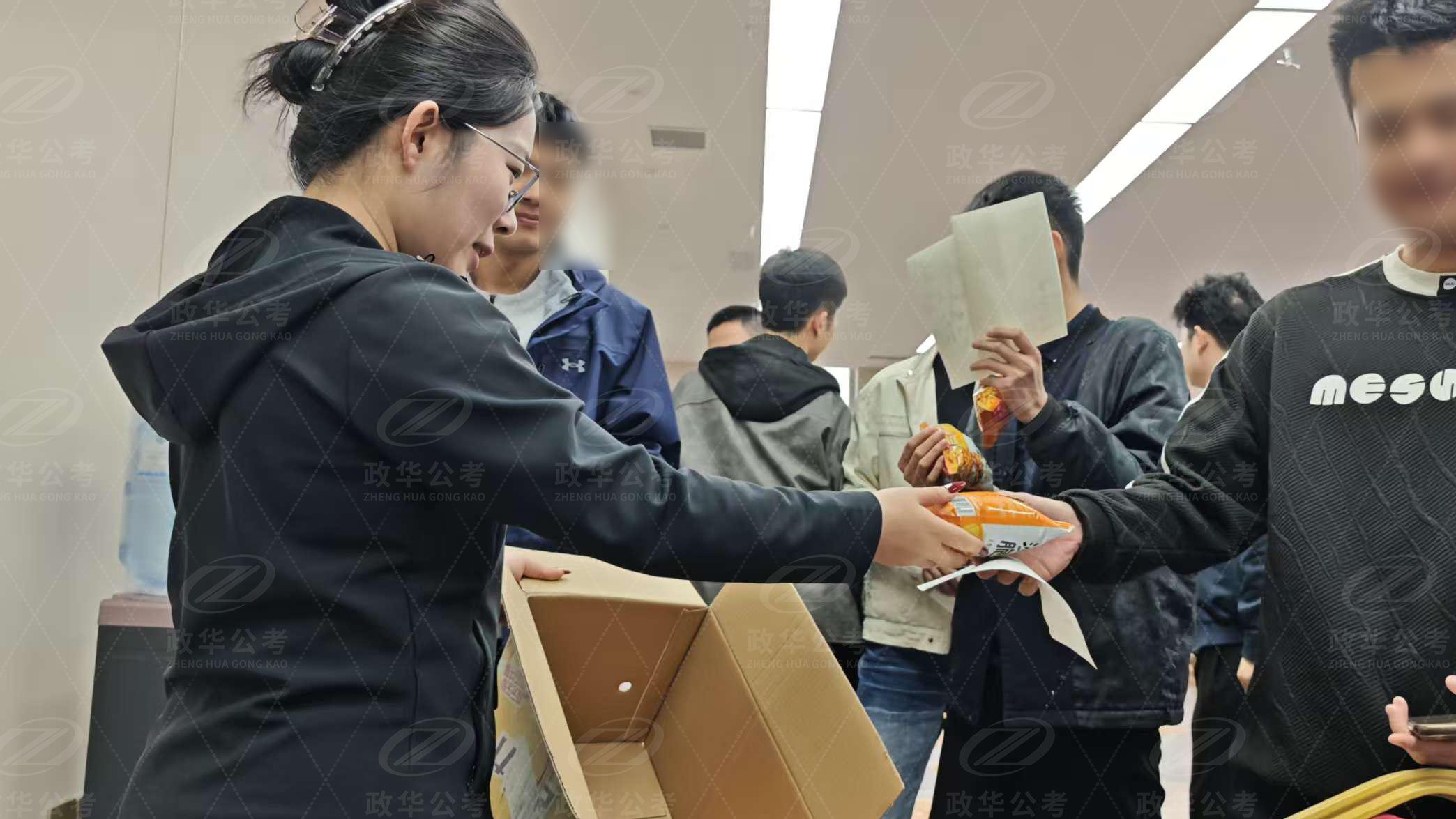 揭秘公考背后的“神秘推手”：她不站讲台，却是无数考生上岸路上离不开的人