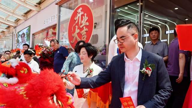 百年亨得利焕新启幕！大连首家蔡司视觉专家店暨 AI 智能眼镜体验店正式落户银泰城