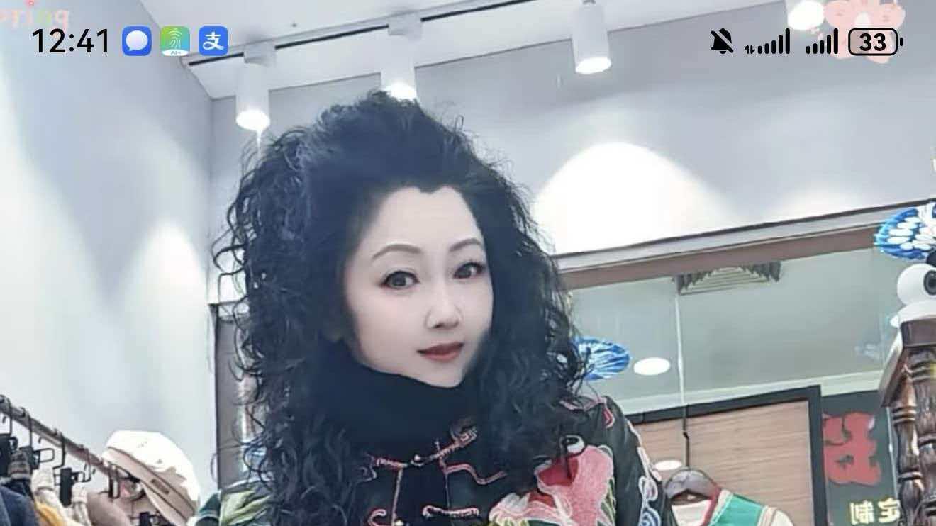 著名服装设计师杨叶丽莎新春推新款