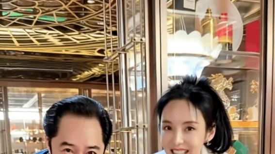 冯雷庆51岁生日住北京大别墅，妻子漂亮是演员，7岁女儿出镜可爱