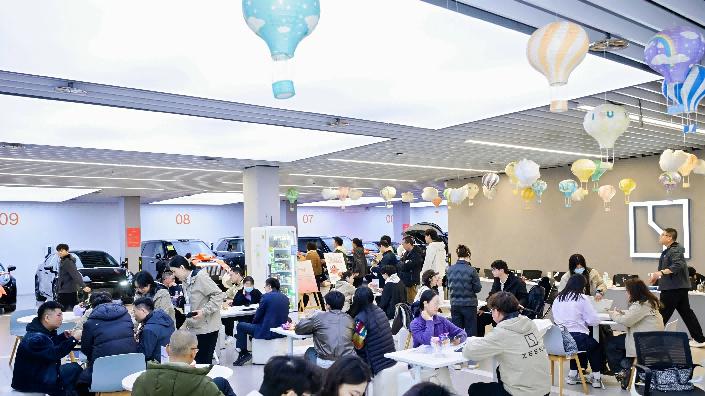 不愧是顶流，9X停得满满当当