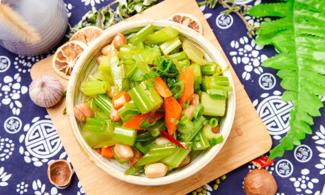 这种菜钙含量比牛奶还高！可惜最有营养的部分被你扔掉了