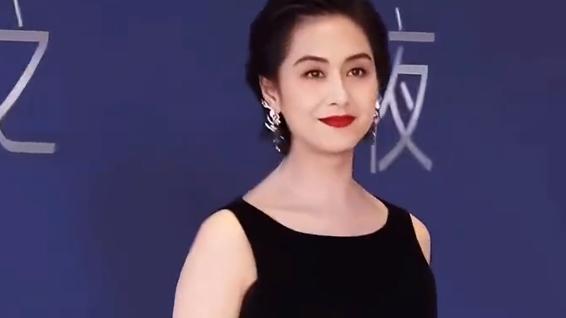 54岁朱茵亮相活动：红唇黑裙好贵气，气质优雅状态佳！