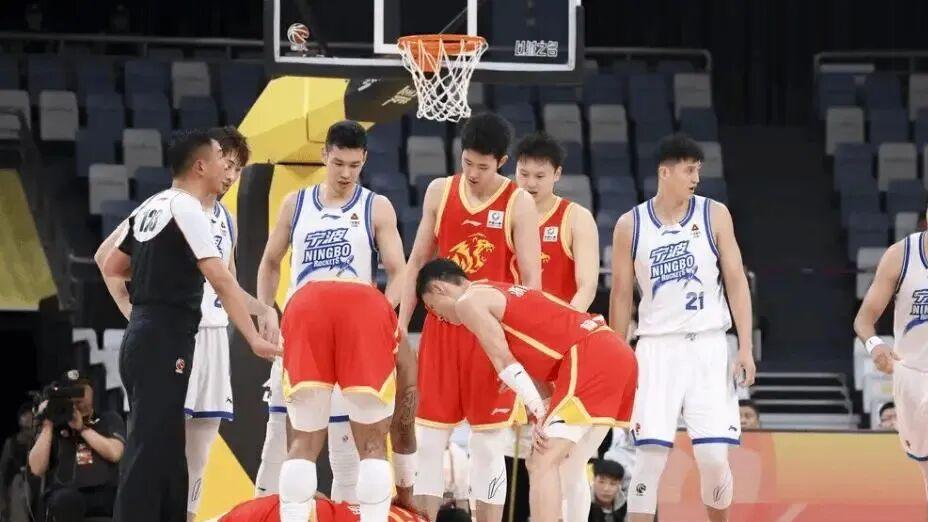 不幸中的万幸！中国男篮王牌伤病报告出炉，郭士强可以放宽心了