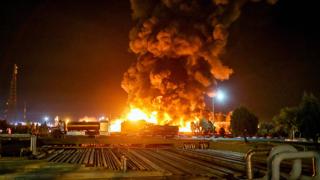 当战争来临时，燃油车VS新能源车，谁才是乱世生存的“移动命脉”