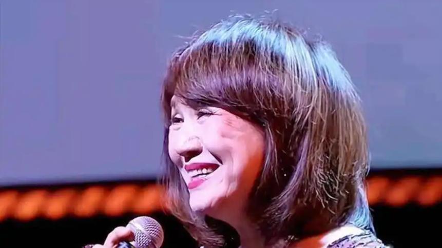 67岁郑绪岚近况曝光！与美国老公离婚后回国，34岁未婚儿子让她愁白头