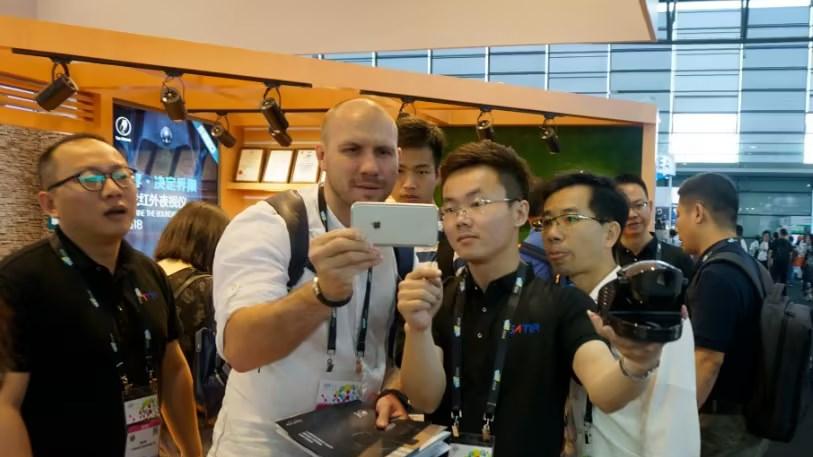 从CES炫技到CES Asia落地：我们如何帮全球创新穿越“市场死亡谷”