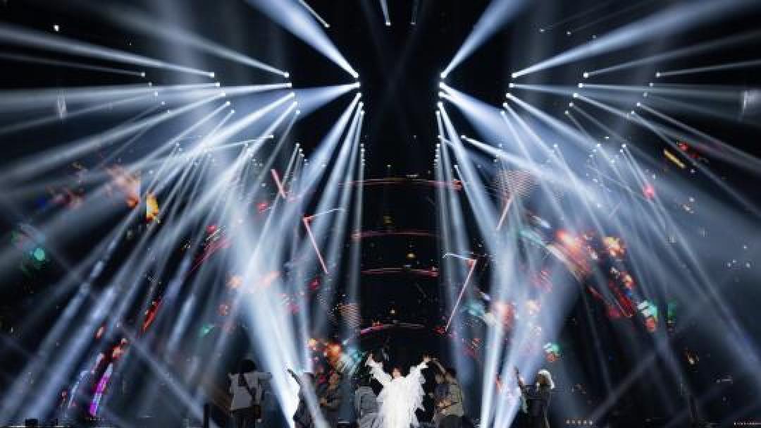 知名艺人周星驰以戏剧化方式“劫持”孙燕姿演唱会门票，此举何以引发广泛讨论？