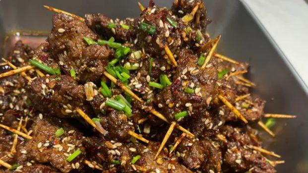 铁板滋滋响，牙签穿肉香，复刻夜市摊的香