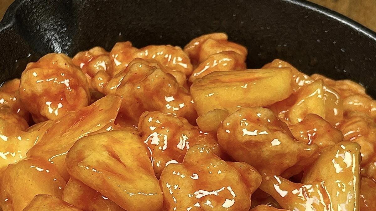 酸甜开胃的菠萝咕噜肉，一口下去幸福感爆棚