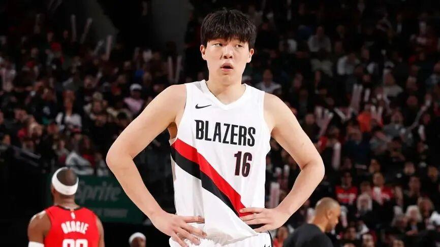 开拓者击败火箭队！杨瀚森成赢家：四年合同工资出炉