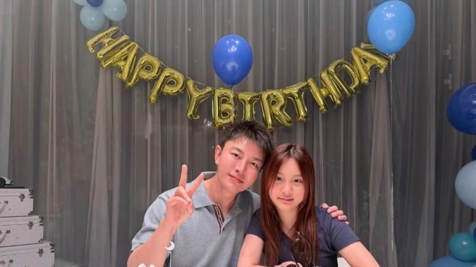 甜馨陪贾乃亮过42岁生日，父女同框神似"复制粘贴"！网友：还是当年那个味儿