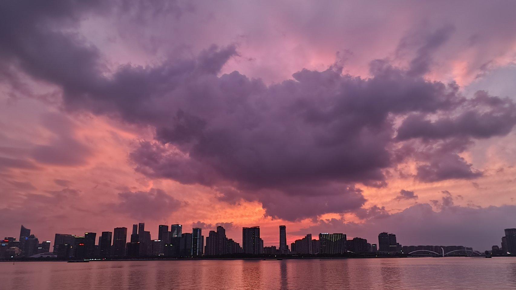 男，34岁，县教育局事业编九级，老婆刚生二胎，领导暗示转岗乡镇，要不要答应？