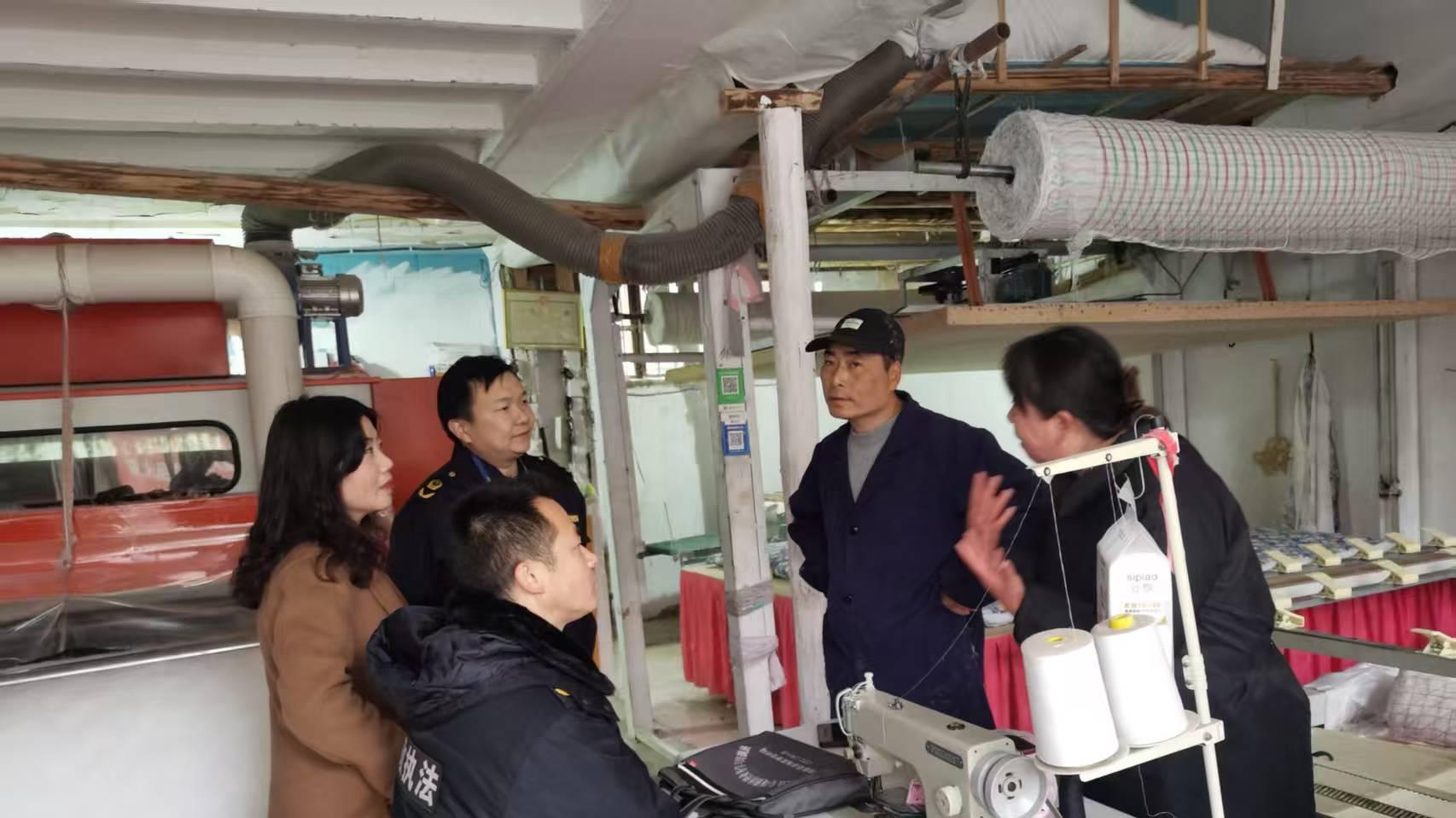 阳新县城东市场监管所上门反诈助年报 守护商户安心经营