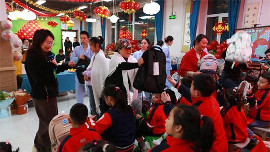 一堂特殊的家宴 一场双向的奔赴 /贾秀芳以大爱践行英雄精神传承