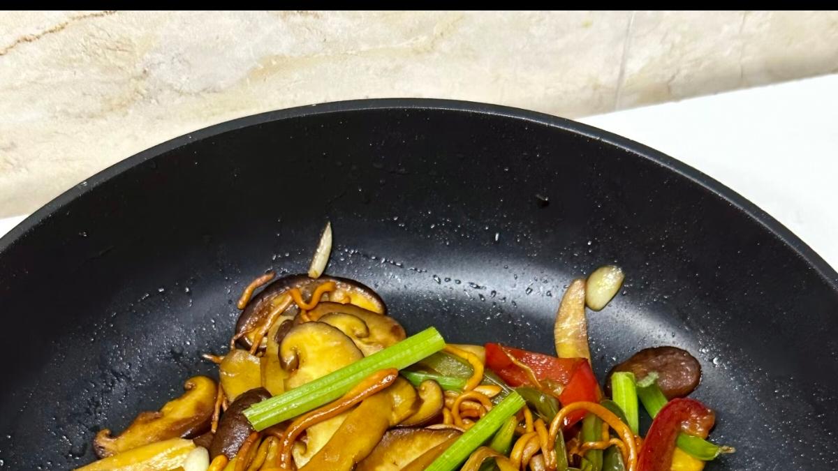 减脂期的味蕾救赎，干煸杂菇，低卡也能吃出幸福感