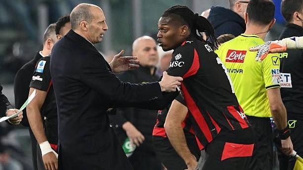 怒摔水瓶的莱奥，暴露了米兰的进攻焦虑