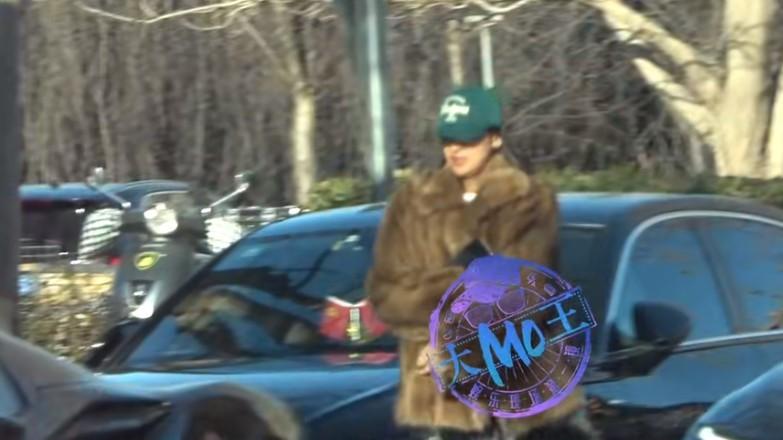 孙怡开法拉利被拍，打灯玩手机惹争议，这波操作算不算翻车？