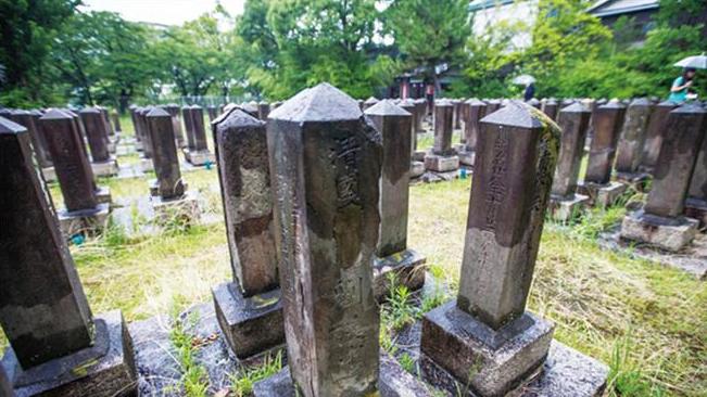 在日本意外发现中国烈士墓，百年无人祭拜，墓碑上2字刺痛人心