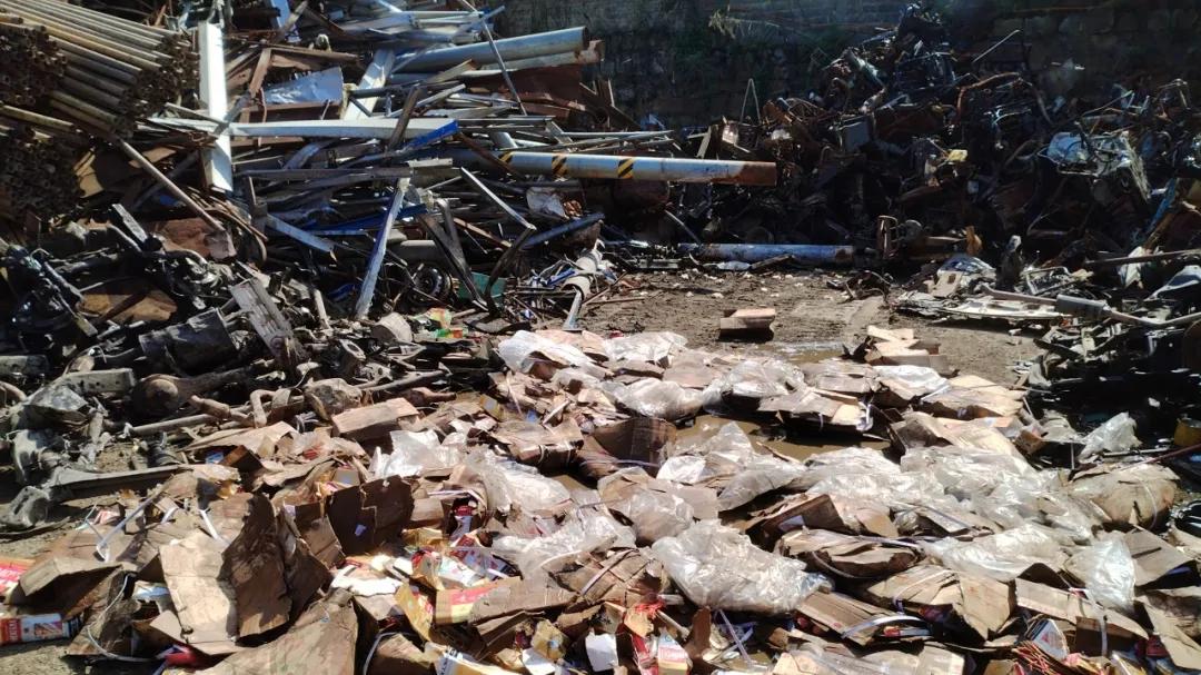 红花岗公安集中销毁总价150万假冒品牌白酒