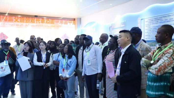 30多位发展中国家官员走进福建企业 共商智慧治水合作路径