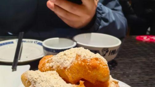 糖饺子：糯米滚黄豆粉，比糖油粑粑野