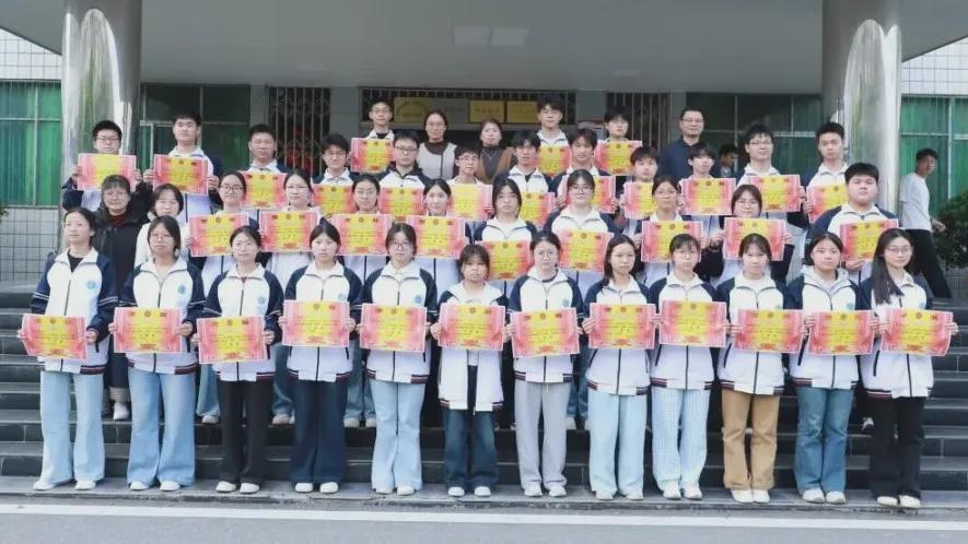 淮滨二高高二年级成功举办“手搓分子”模型建构比赛