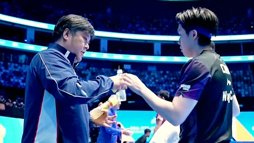 乒乓亚洲杯：王楚钦新年开门红！首秀3-0大胜，孙逊场外指导