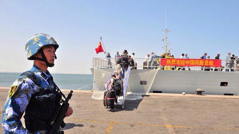 中国海外撤侨时，为何武装分子不敢靠近？看警示牌上写了啥，就懂了