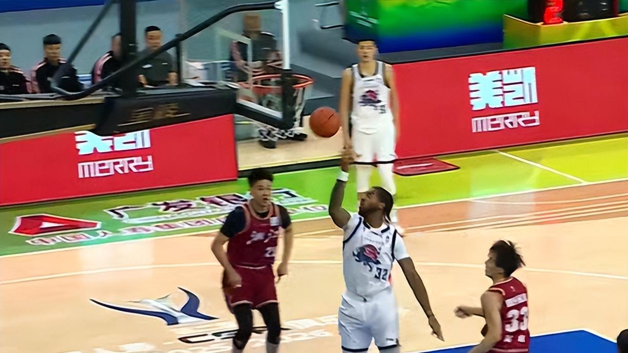 陈林坚制胜三分！山东男篮淘汰浙江，晋级四强，鲍威尔21分救赎