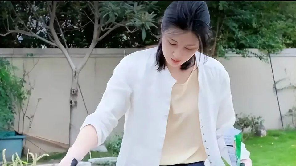 46岁童蕾近况曝光！老公被判刑欠下1.4亿债务，带女儿回农村生活