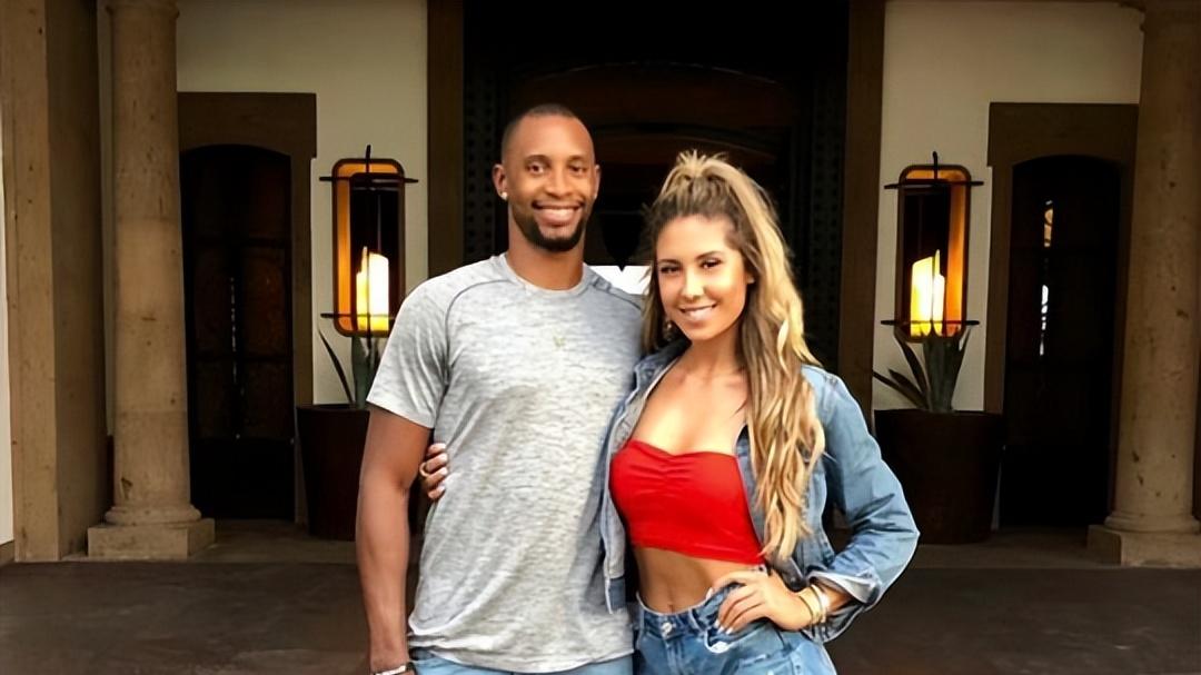 弗格一家近照：带辽宁3连冠，娇妻身材火辣，两个孩子很幸福