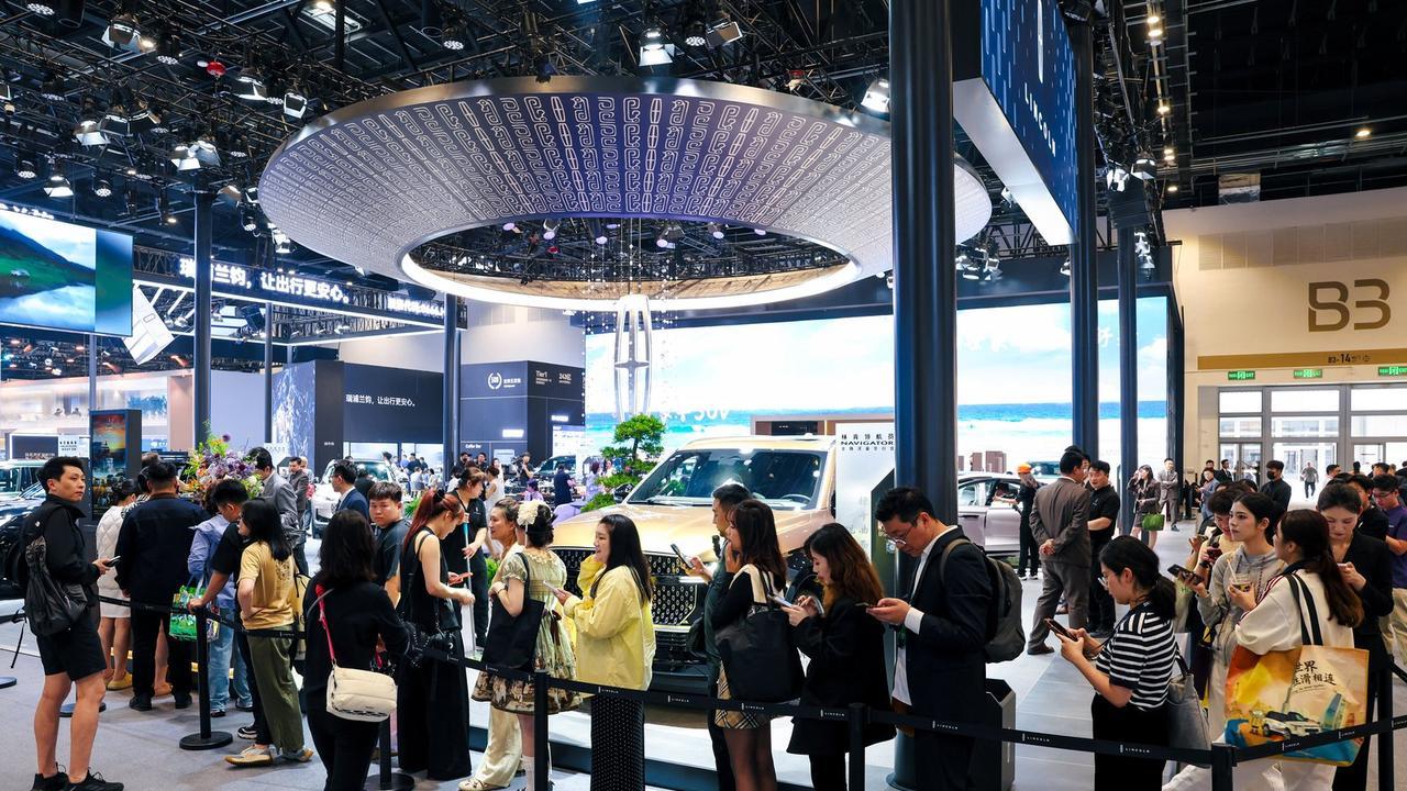 沉浸式逛展！林肯展台全路况专区，模拟真实驾驶场景